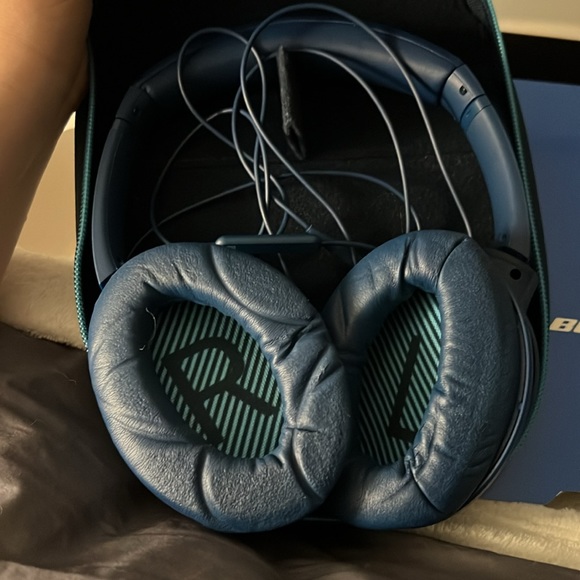 Bose SoundTrue Around-Ear II Wired Headphones - Picture 3 of 6